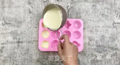 Make Homemade chocolate cracker ice cream step 3