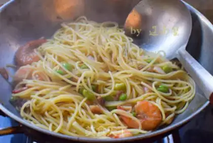 Make Seafood noodles step 5