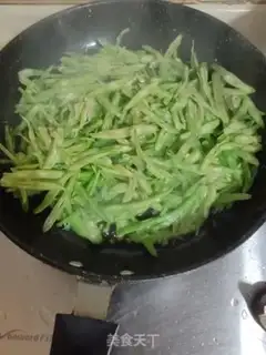 Make Four seasons of bean fried meat step 4