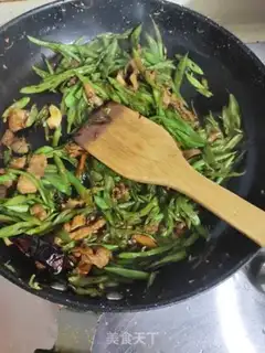 Make Four seasons of bean fried meat step 5