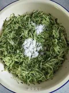 Make cucumber shrimp egg frying step 2