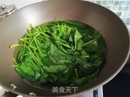 Make Spicy spinach step 1