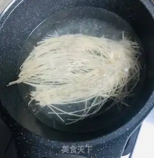 Make Korean chili noodles step 2