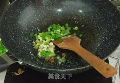 Make Curry sauce dry noodles step 3