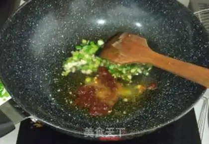 Make Curry sauce dry noodles step 4