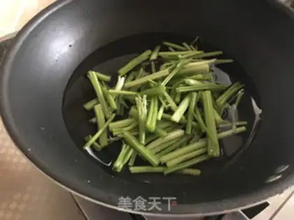 Make Cricket fried eggs step 1