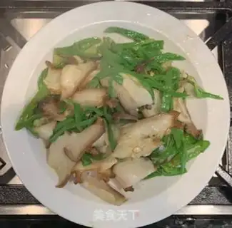 Make Xinjiang chili fried abalone step 3