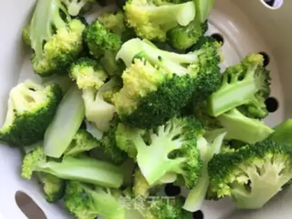 Make Garlic broccoli step 1