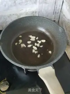 Make Golden fungus fried eggs step 1