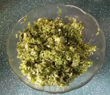 Make Celery pork dumplings step 3