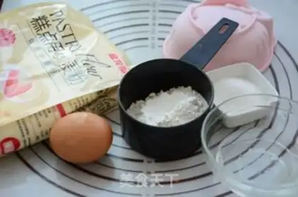 Make FOUR-INCH KITTY STEAM CAKE step 0