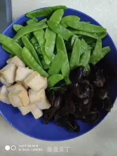 Make Dutch bean ears fried fish tofu step 1