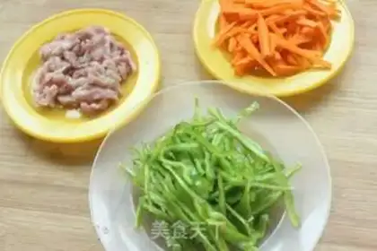 Make Pyramid carrots, fried meat step 0