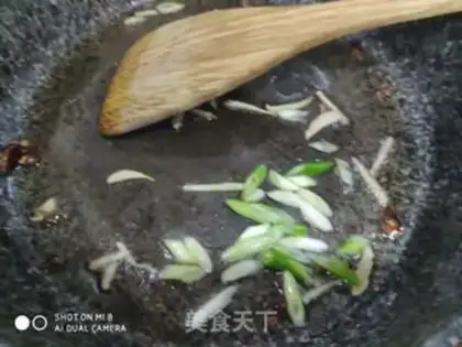 Make Dutch bean ears fried fish tofu step 3