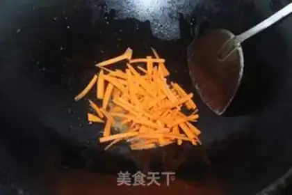 Make Pyramid carrots, fried meat step 2