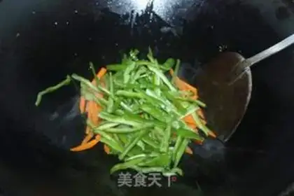 Make Pyramid carrots, fried meat step 3