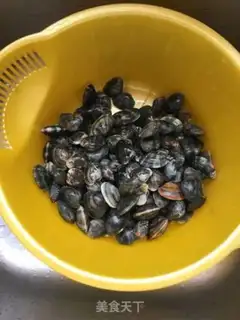 Make Spicy peppers and hot clams step 1