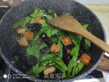 Make Dutch bean ears fried fish tofu step 8