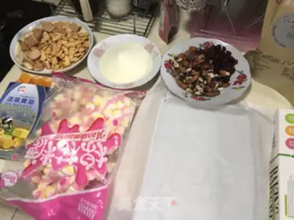 Make Colored nuts and snow step 0