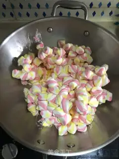 Make Colored nuts and snow step 2