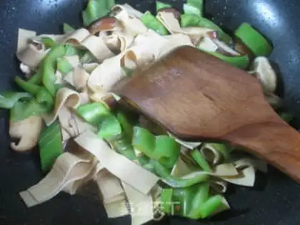 Make The mushroom pepper is fried step 9