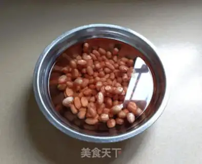 Make Lotus peanut bone soup step 0