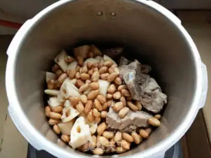 Make Lotus peanut bone soup step 4