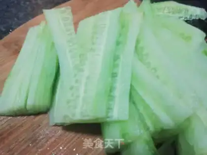Make cucumber omelet soup step 1