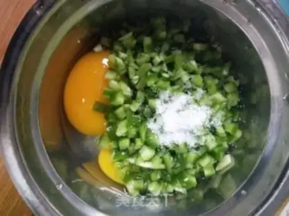Make Pyramid eggs step 1