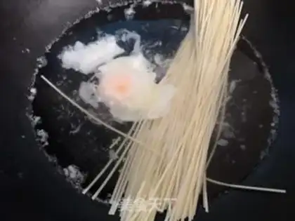 Make Doudou egg noodles step 2