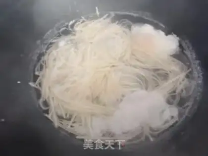 Make Doudou egg noodles step 3