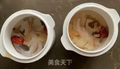 Make Herbal chicken claw soup step 1