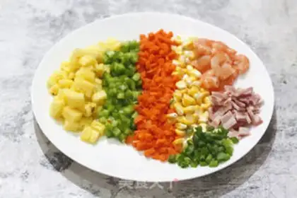 Make Pineapple rice step 1