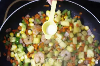Make Pineapple rice step 3