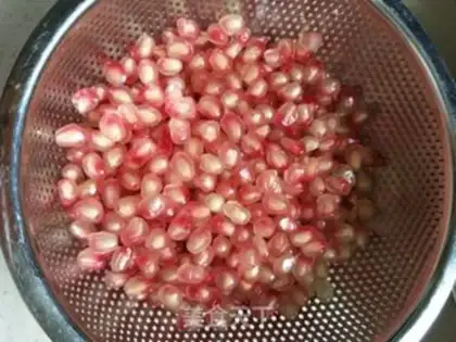 Make Fresh pomegranate juice step 4