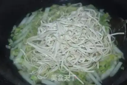 Make Big cabbage soup noodles step 3