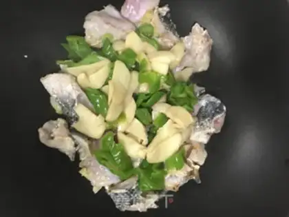 Make Pyre apricot mushroom fried fish step 6