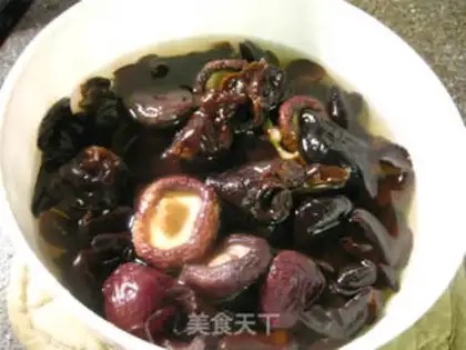 Make A dry pot with mushrooms and chicken ears step 1