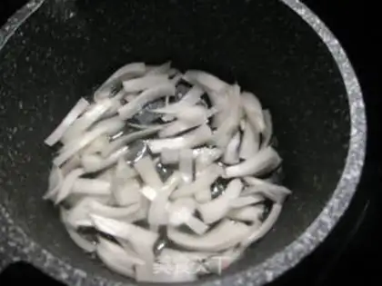 Make A dry pot with mushrooms and chicken ears step 2
