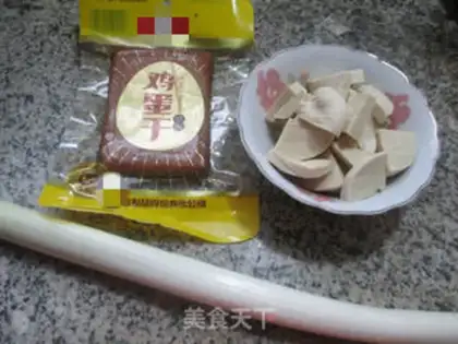 Make Eggs on the onion, fried chicken step 0