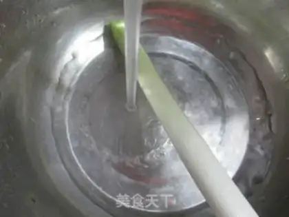 Make Eggs on the onion, fried chicken step 1