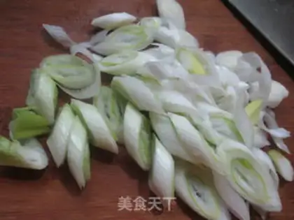 Make Eggs on the onion, fried chicken step 2