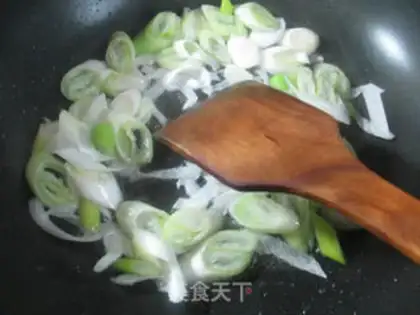 Make Eggs on the onion, fried chicken step 4