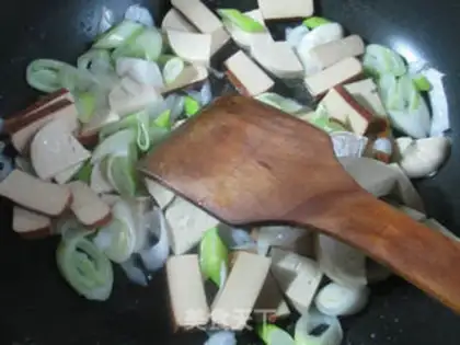 Make Eggs on the onion, fried chicken step 5