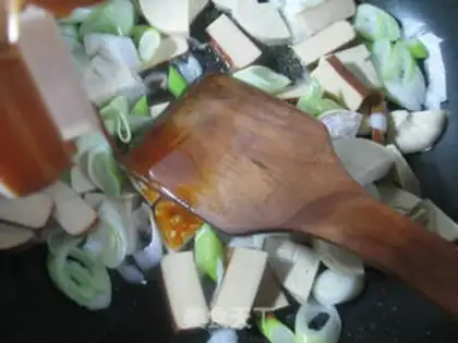 Make Eggs on the onion, fried chicken step 6