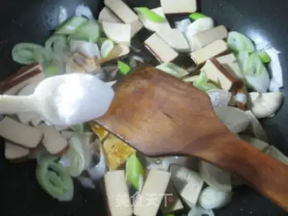 Make Eggs on the onion, fried chicken step 7