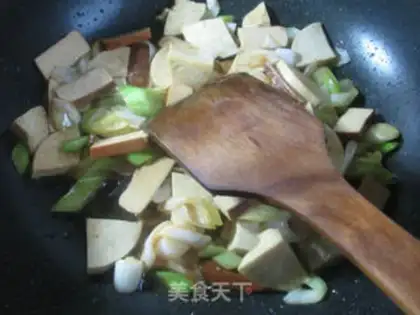 Make Eggs on the onion, fried chicken step 8