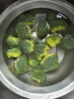 Make Garlic broccoli step 1