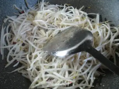 Make The green bean sprouts step 2