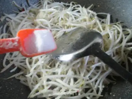 Make The green bean sprouts step 4